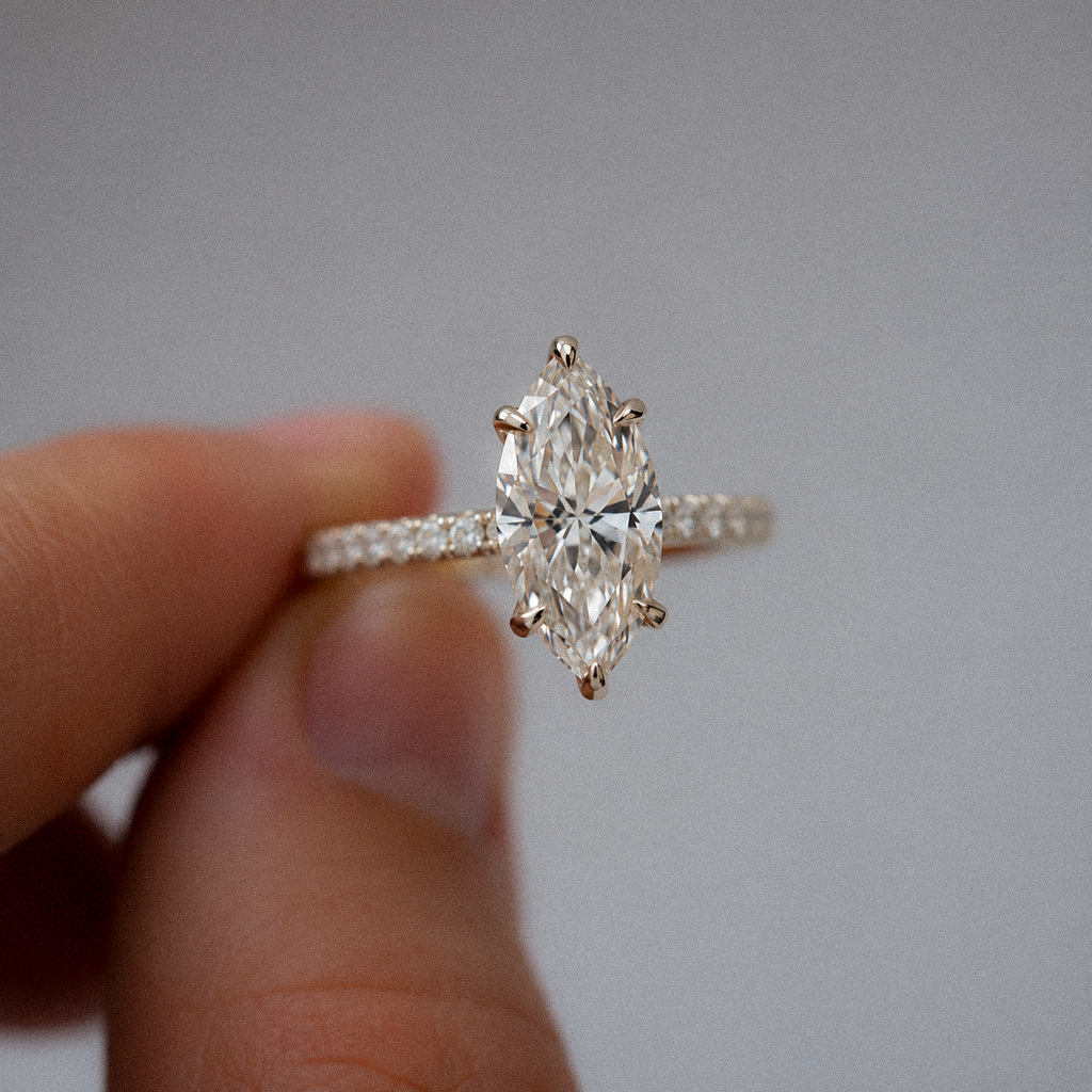 Anillo marquesa con pavé, Joyería Bruzzone