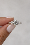 Anillo redondo con peras laterales, Joyería Bruzzone