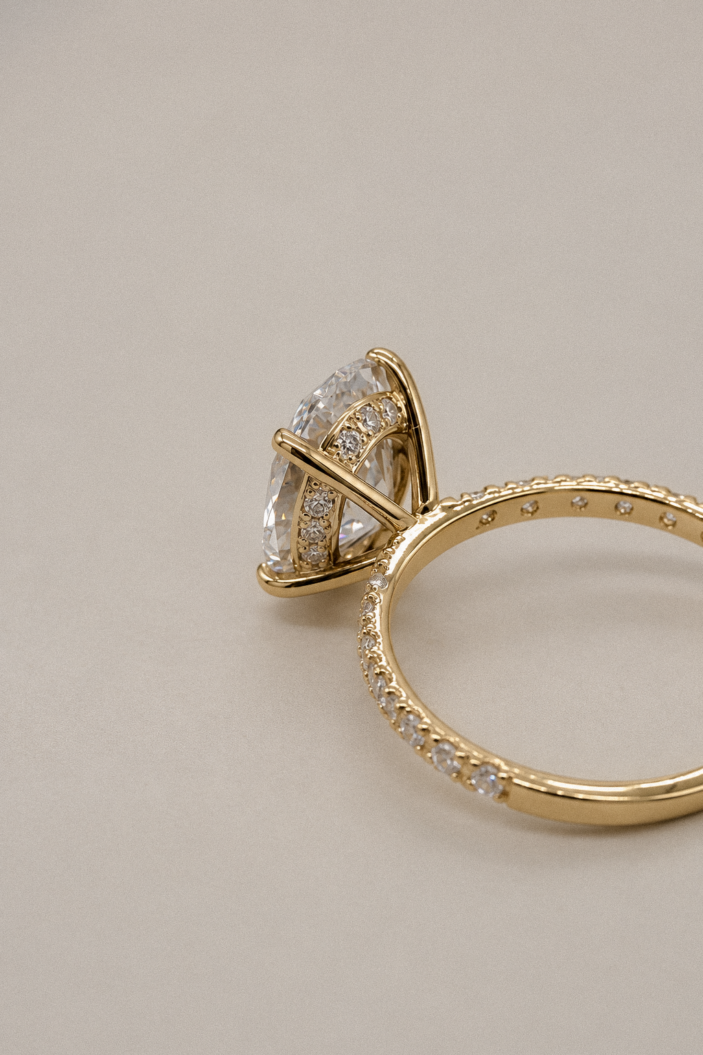 Solitario oval con pavé