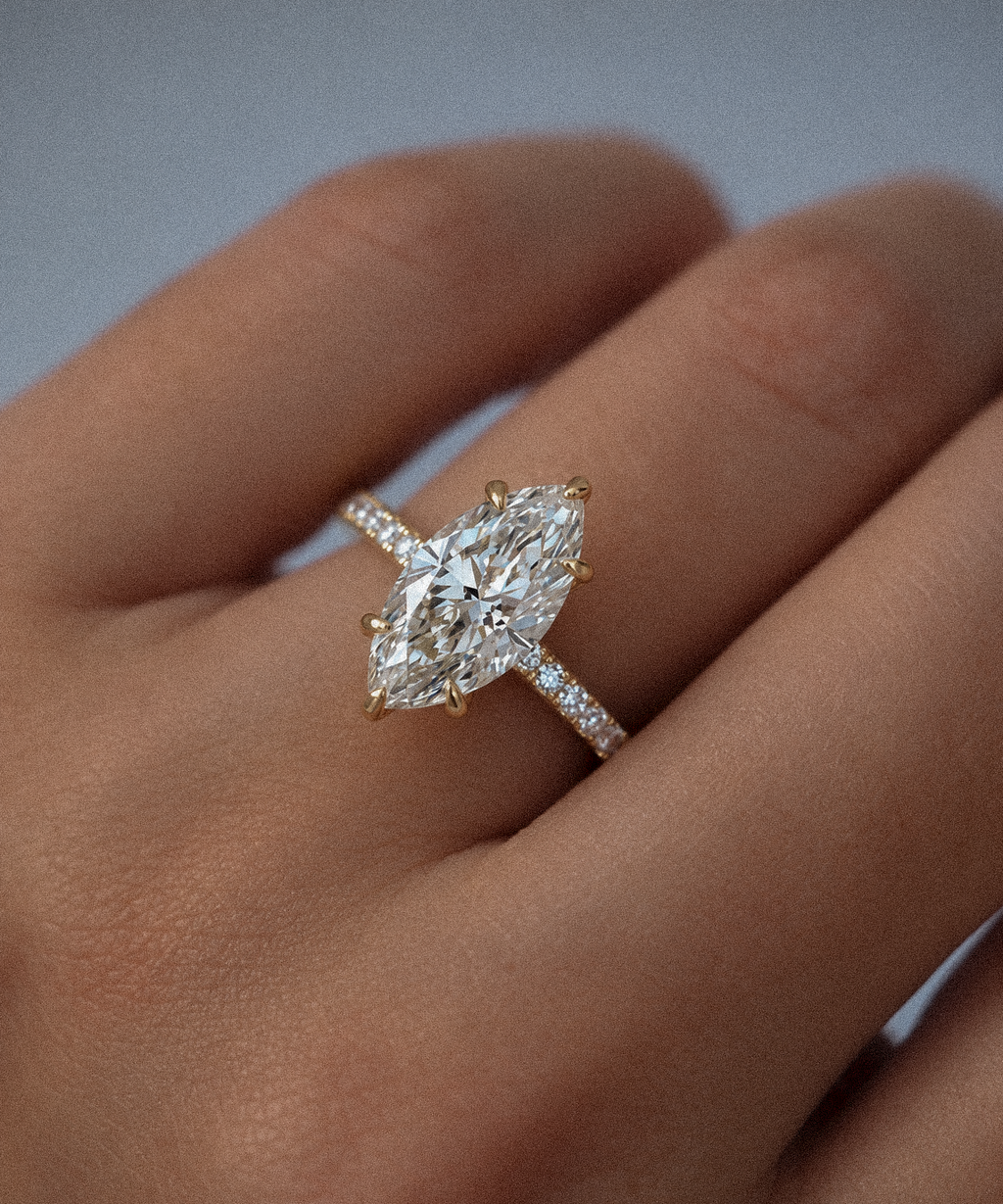 Anillo marquesa con pavé en oro amarillo en la mano, Joyería Bruzzone