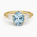 Anillo de compromiso tres piedras, forma oval, con aguamarina, en oro amarillo, Joyería Bruzzone
