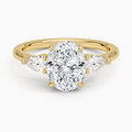 Anillo de compromiso tres piedras, forma oval, en oro amarillo, Joyería Bruzzone