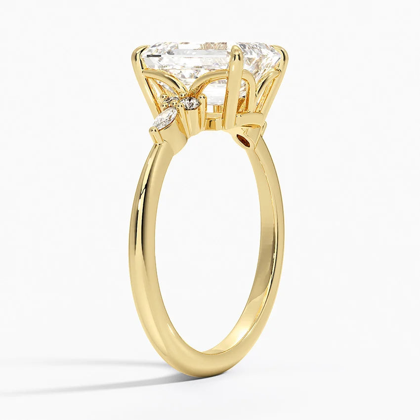 Anillo de compromiso tres piedras esmeralda