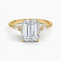 Anillo de compromiso tres piedras, con esmeralda, en oro blanco, Joyería Bruzzone