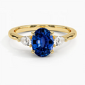 Anillo de compromiso tres piedras, forma oval, con zafiro, Joyería Bruzzone