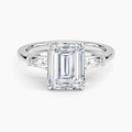 Anillo de compromiso tres piedras, con esmeralda, Joyería Bruzzone