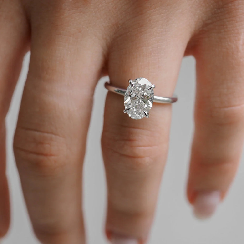 Anillo de compromiso solitario oval
