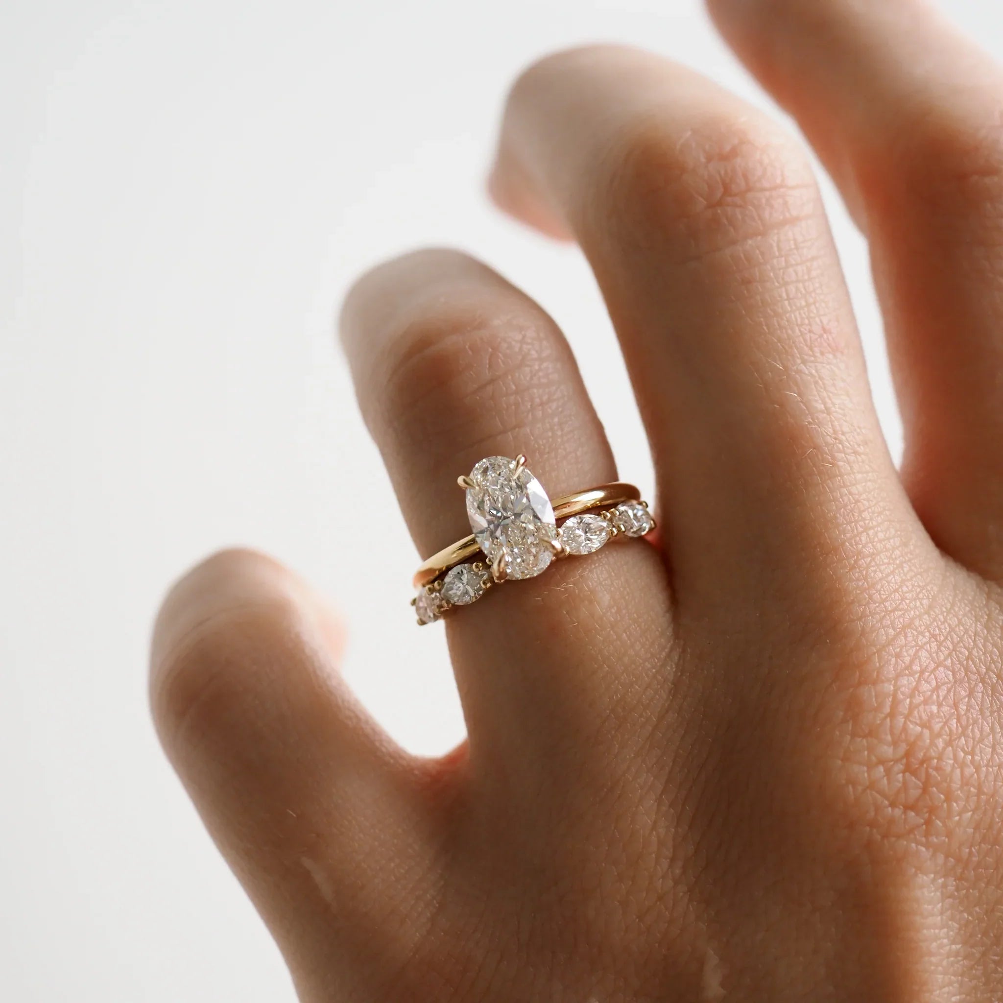 Anillo de compromiso solitario oval en oro amarillo, Joyería Bruzzone (vista 2)