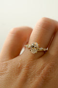 Anillo oval con marquesas laterales en oro amarillo, Joyería Bruzzone