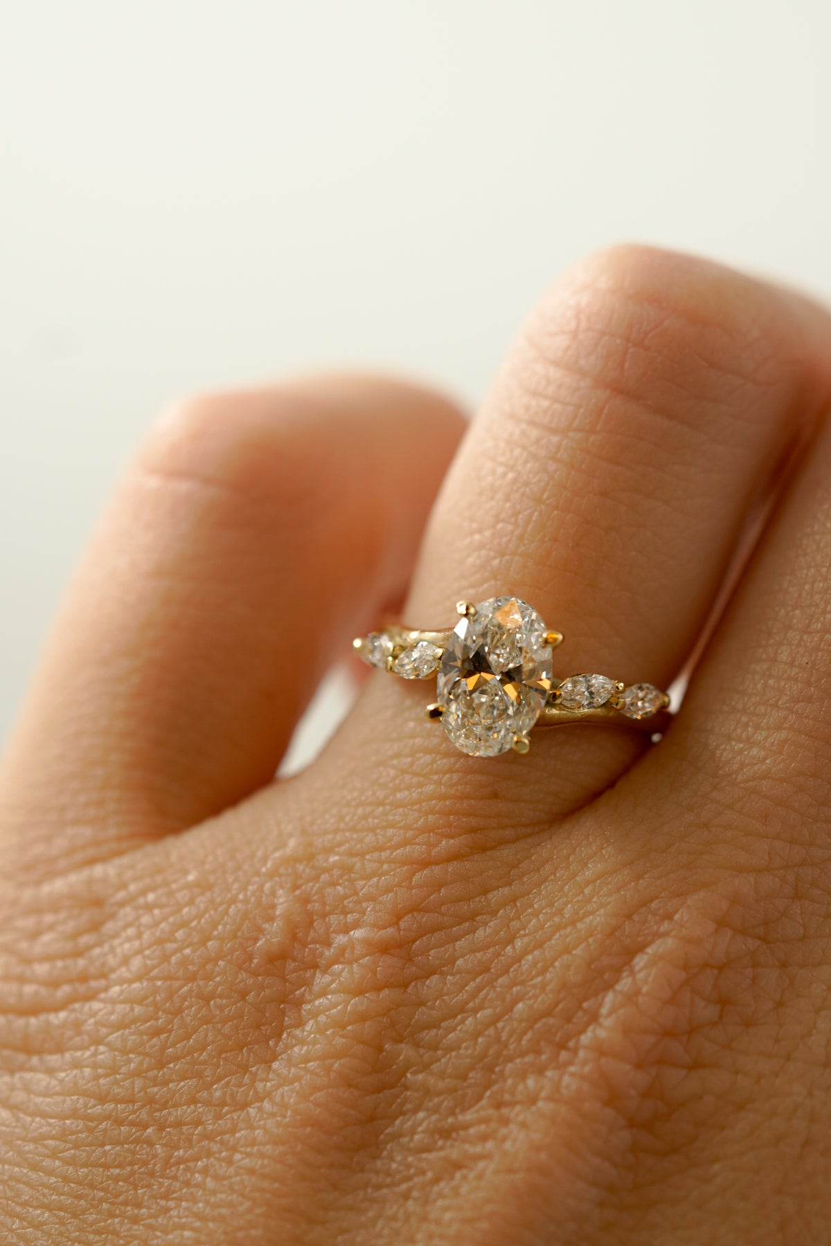 Anillo oval con marquesas laterales en oro amarillo, Joyería Bruzzone