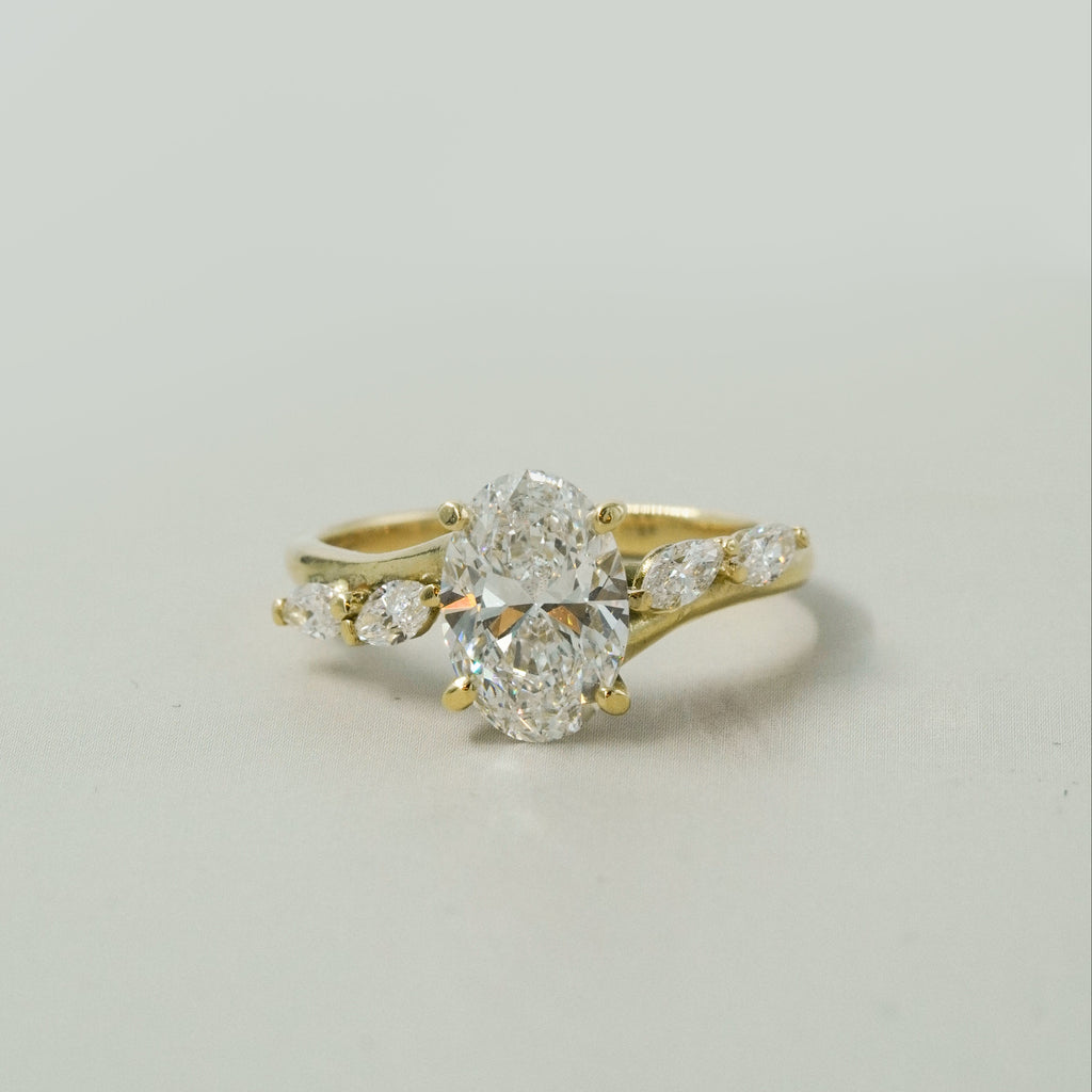 Anillo de compromiso oval curvo