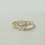 Anillo de compromiso oval curvo