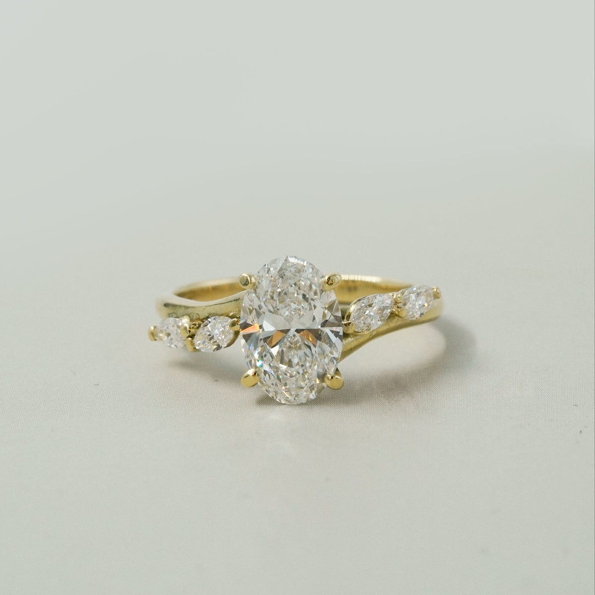 Anillo de compromiso oval curvo