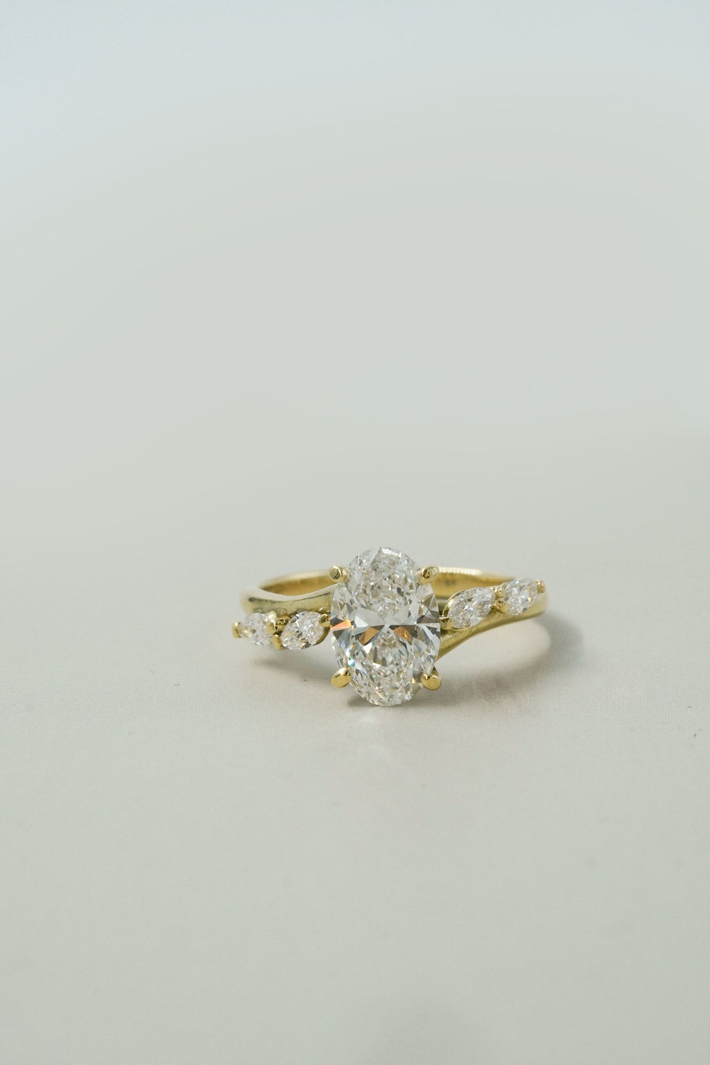 Anillo oval con marquesas laterales junto a argolla curva, Joyería Bruzzone