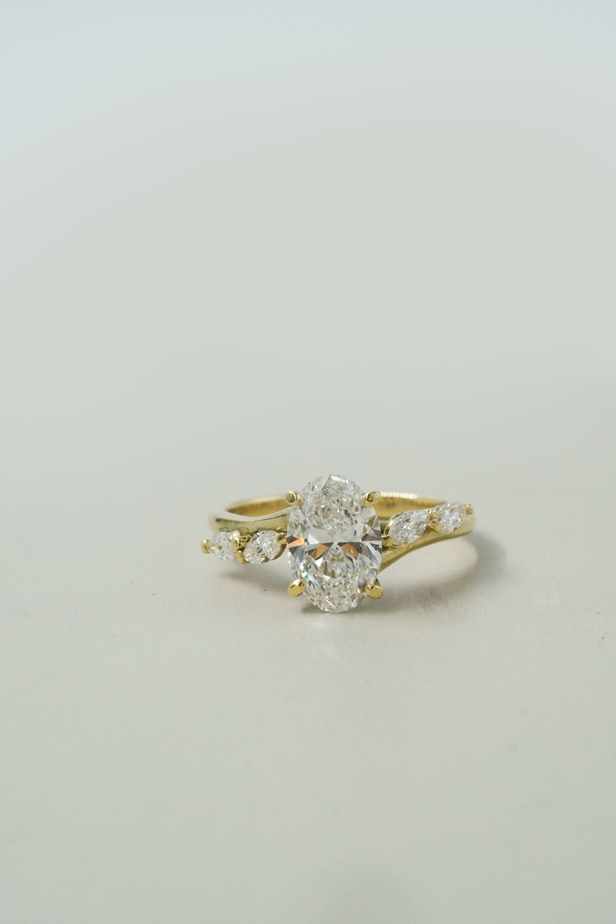 Anillo oval con marquesas laterales junto a argolla curva, Joyería Bruzzone