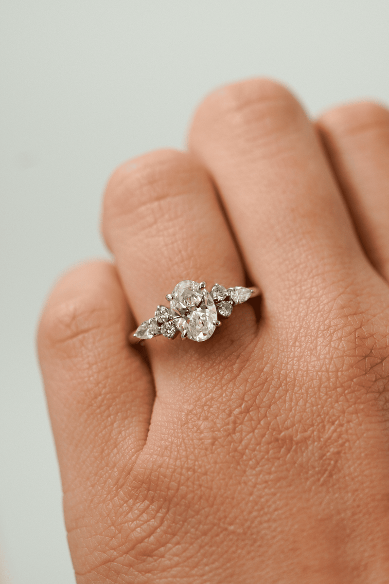 Anillo oval con clúster de marquesas, Joyería Bruzzone