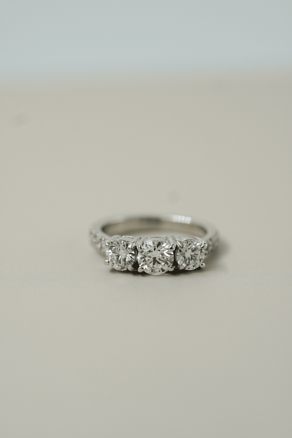Anillo tres piedras redondas con pavé, Joyería Bruzzone
