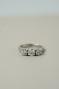 Anillo tres piedras redondas con pavé, Joyería Bruzzone