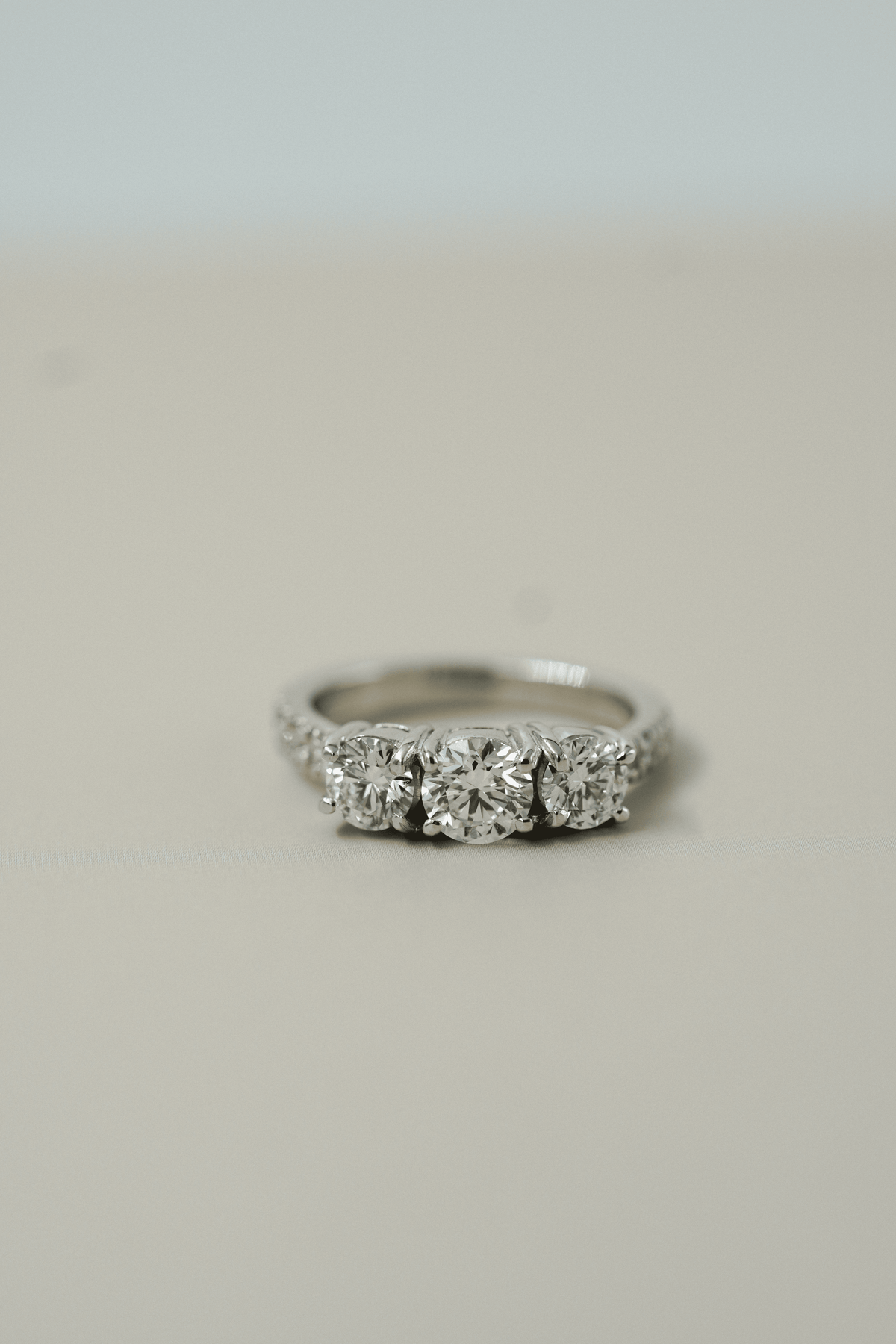 Anillo tres piedras redondas con pavé, Joyería Bruzzone