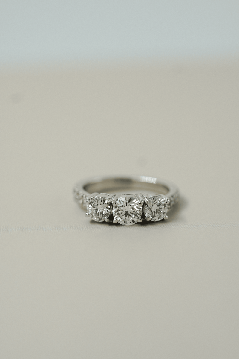 Anillo tres piedras redondas con pavé, Joyería Bruzzone