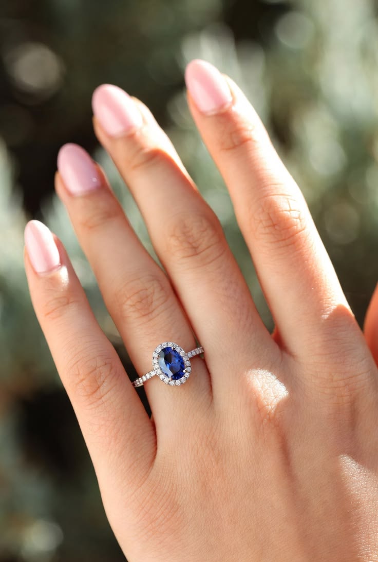 Anillo de compromiso zafiro halo