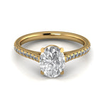 Anillo de compromiso solitario y pavé, forma oval, en oro amarillo, Joyería Bruzzone