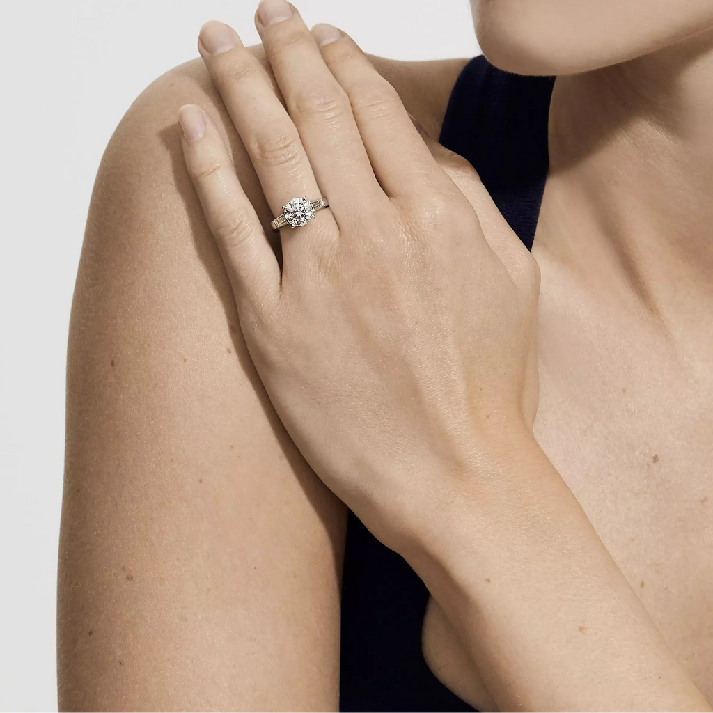 Anillo de compromiso tres piedras trapecio