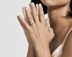 Anillo de compromiso tres piedras redondo Renata