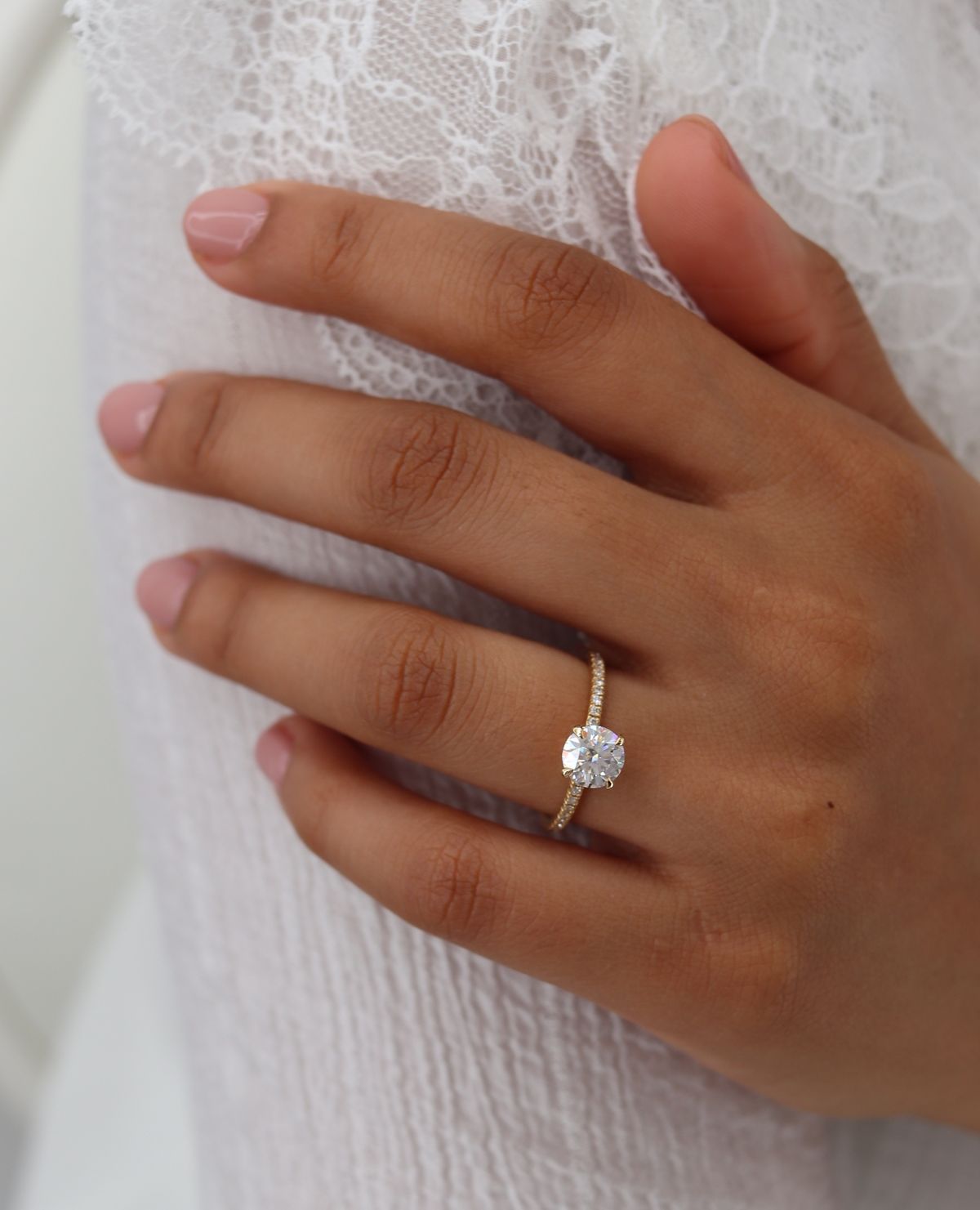 Anillo de compromiso solitario halo escondido