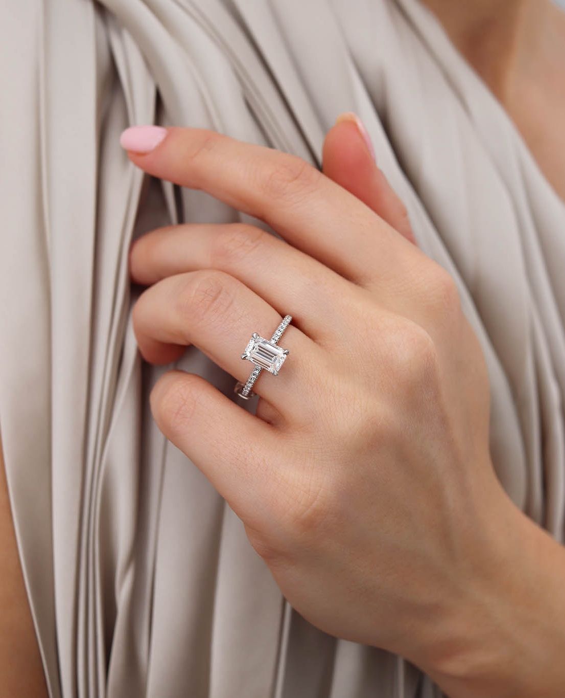 Anillo de compromiso solitario corte esmeralda pave