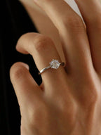 Anillo de compromiso solitario Sofia Oro blanco