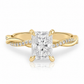 Anillo de compromiso solitario y pavé, forma corte esmeralda, en oro amarillo, Joyería Bruzzone