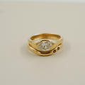Anillo oval en bisel con argolla curva en oro amarillo, Joyería Bruzzone