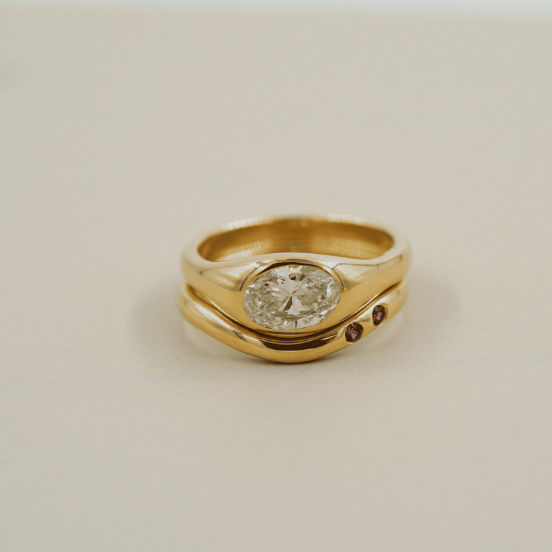 Anillo oval en bisel con argolla curva en oro amarillo, Joyería Bruzzone