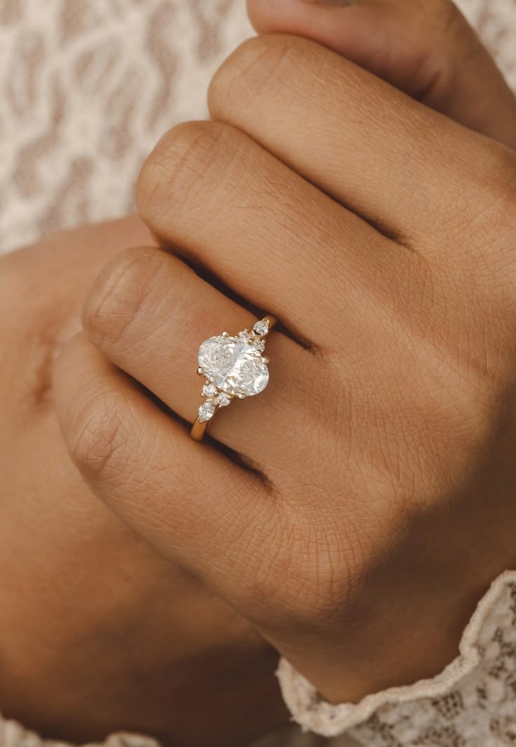 Anillo de compromiso oval piedras