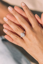 Anillo de compromiso halo oval