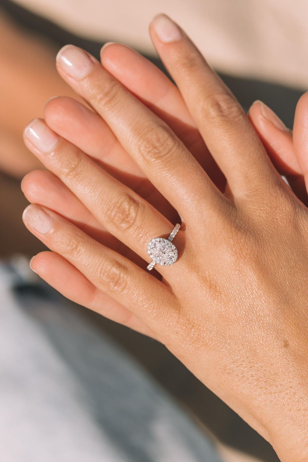 Anillo de compromiso halo oval