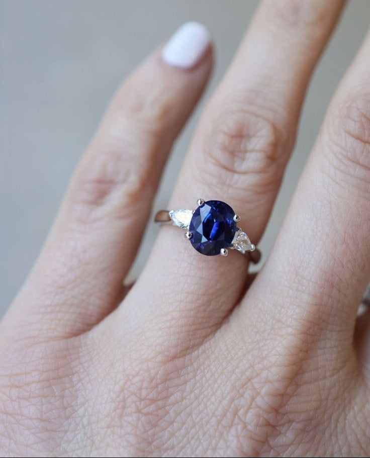 Anillo de compromiso zafiro ovalado tres piedras