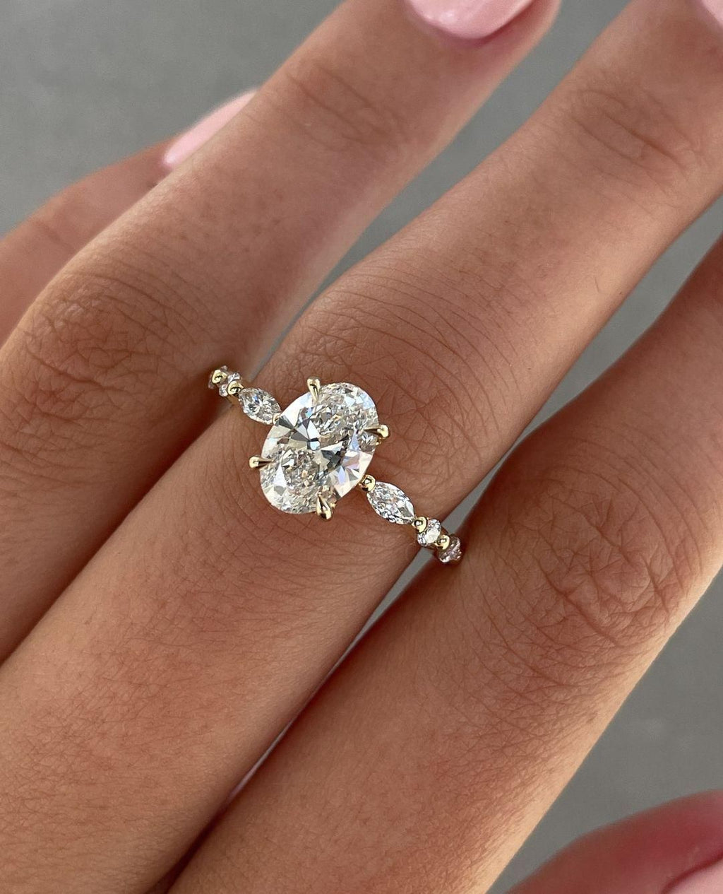 Anillo de compromiso oval