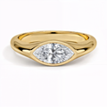 Anillo de compromiso bezel, forma marquesa, en oro amarillo, Joyería Bruzzone