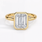 Anillo de compromiso solitario corte esmeralda bezel