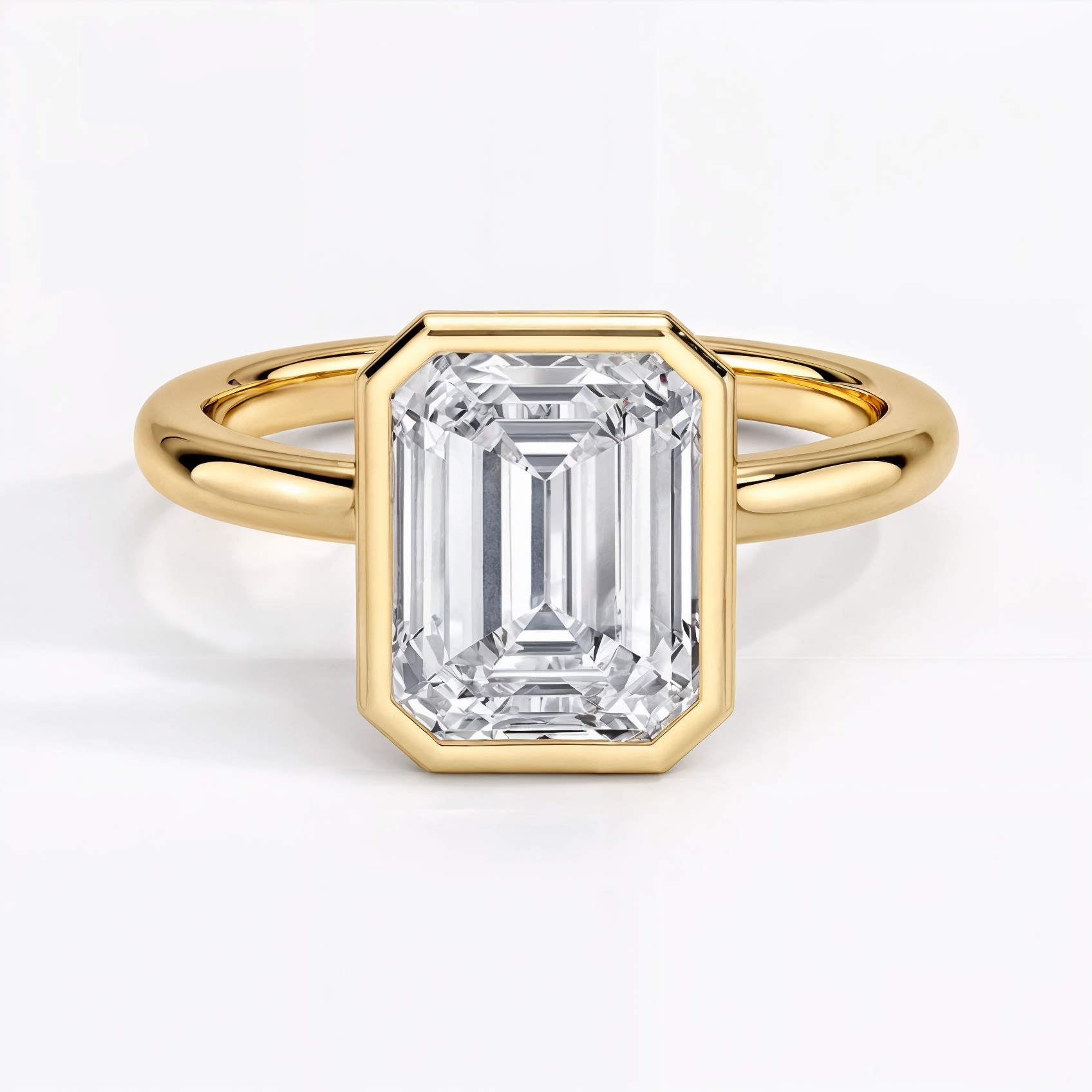 Anillo de compromiso solitario corte esmeralda bezel
