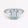Anillo de compromiso tres piedras, forma corte esmeralda, con aguamarina, en oro blanco, Joyería Bruzzone