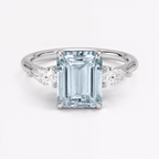 Anillo de compromiso aguamarina corte esmeralda tres piedras