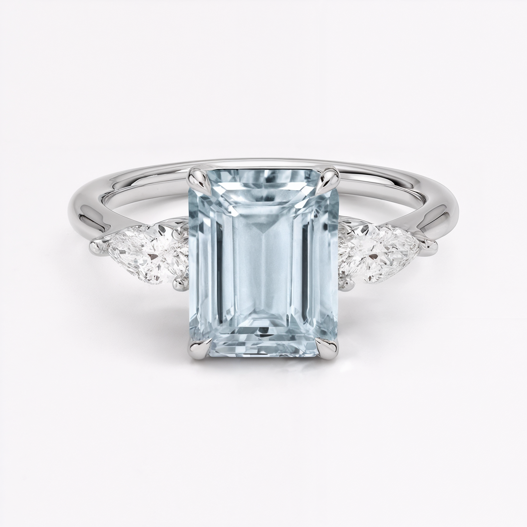 Anillo de compromiso aguamarina corte esmeralda tres piedras