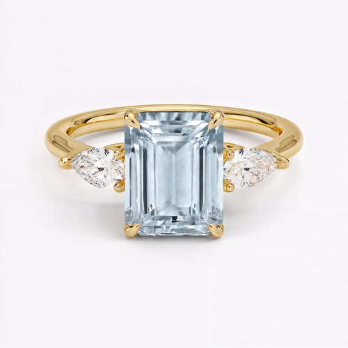 Anillo de compromiso tres piedras, forma corte esmeralda, con aguamarina, en oro amarillo, Joyería Bruzzone