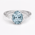 Anillo de compromiso tres piedras, forma oval, con aguamarina, en oro blanco, Joyería Bruzzone