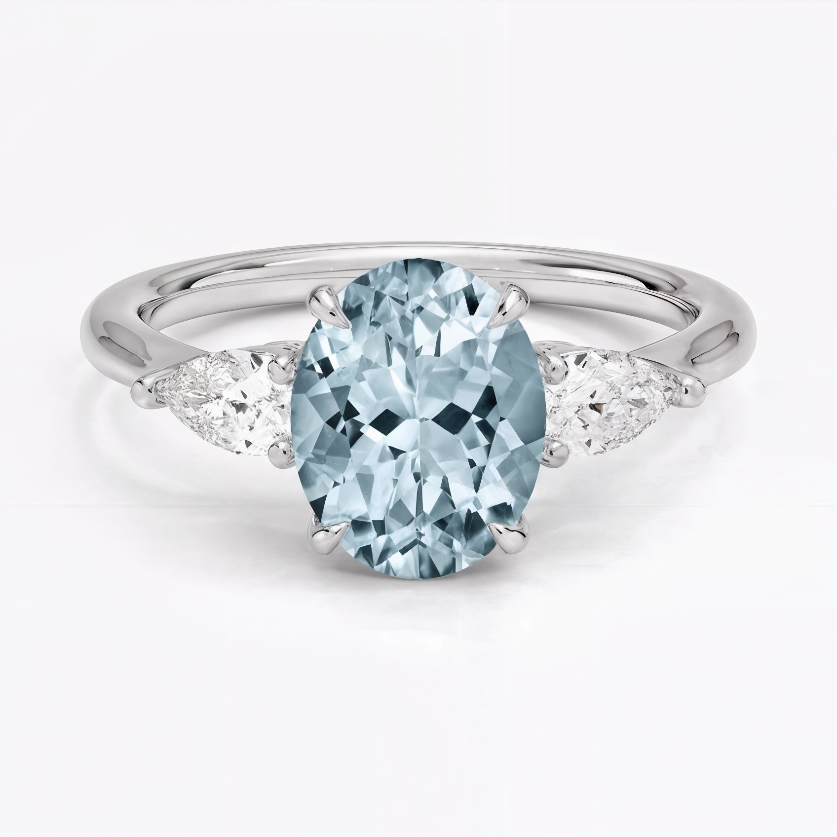 Anillo de compromiso aguamarina ovalada tres piedras