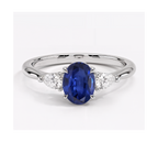 Anillo de compromiso zafiro ovalado tres piedras
