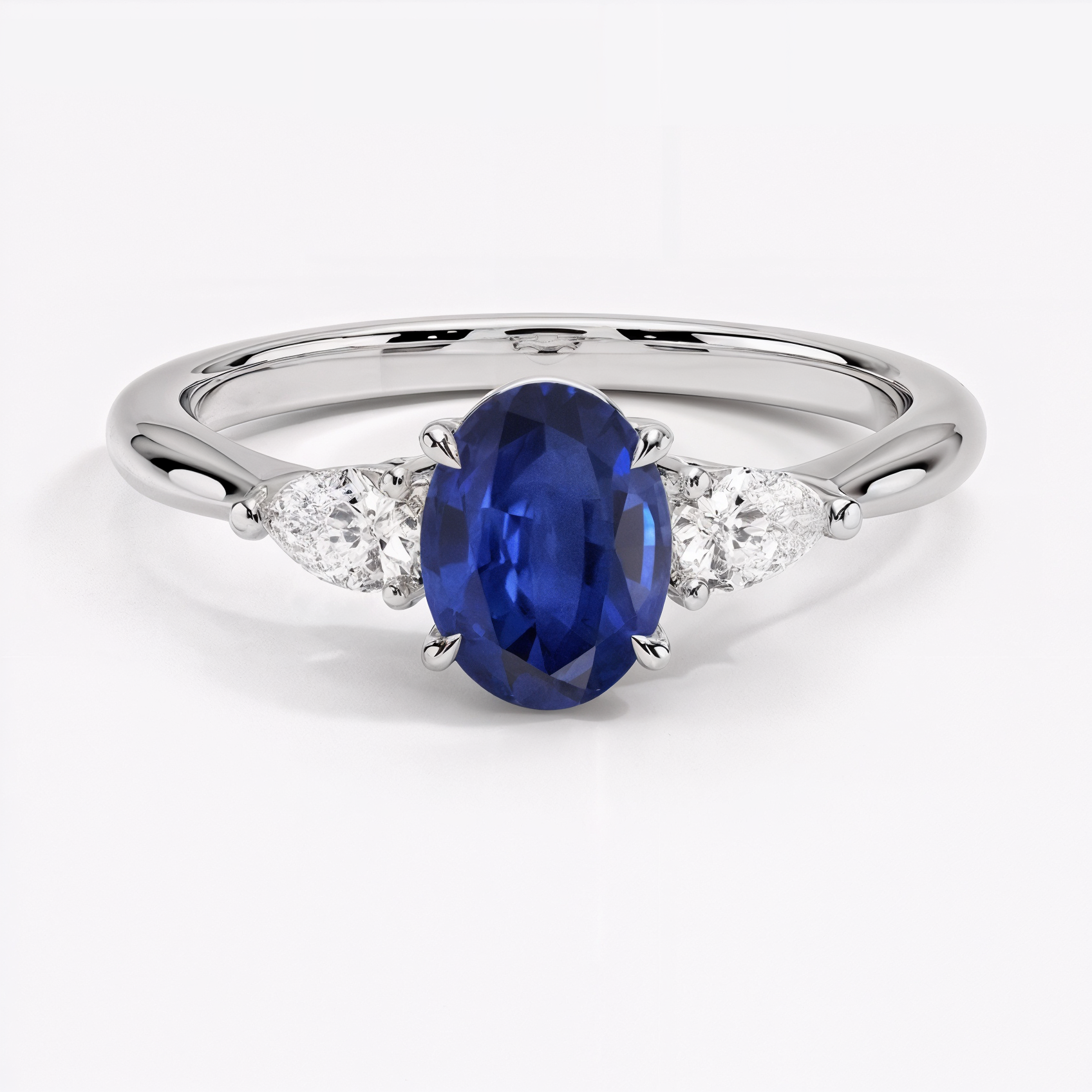 Anillo de compromiso zafiro ovalado tres piedras